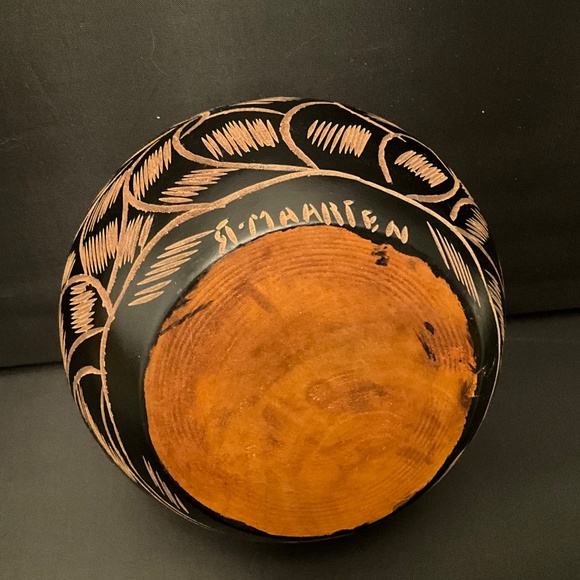 Hand-Carved Coconut Shell with Lid - Picture 3 of 3